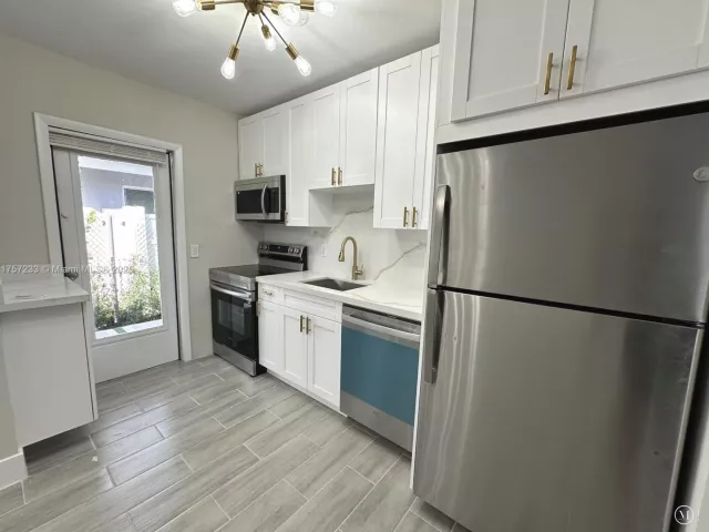 Продажа дома по адресу 1300 NW 7th Ter - фото 5566717