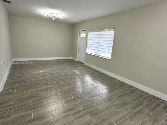 Продажа дома по адресу 1300 NW 7th Ter - фото 5566718