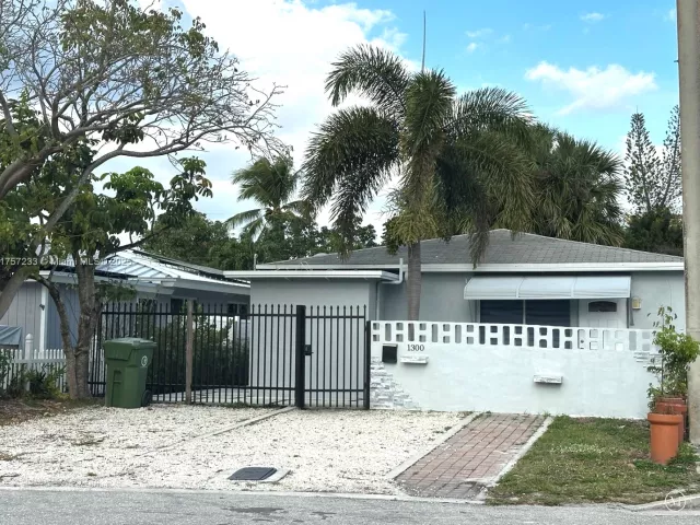 Продажа дома по адресу 1300 NW 7th Ter - фото 5566721