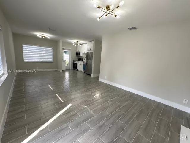 Продажа дома по адресу 1300 NW 7th Ter - фото 5566719