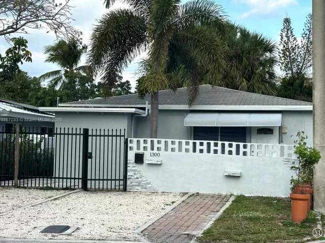 Продажа дома по адресу 1300 NW 7th Ter - фото 5566705