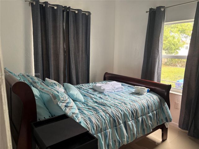 Продажа дома по адресу 1283 NW 45th St - фото 6005701