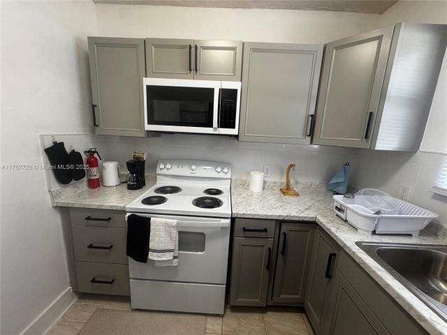 Продажа дома по адресу 1283 NW 45th St - фото 6005710