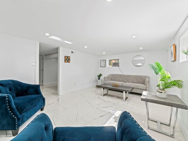 Продажа дома по адресу 1215 NE 200th St - фото 5970707