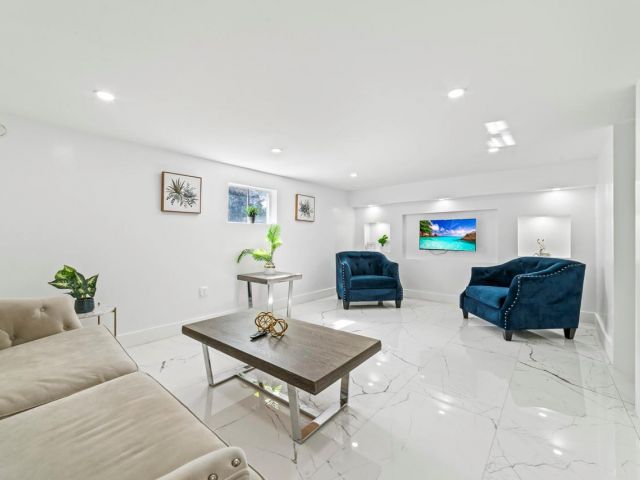 Продажа дома по адресу 1215 NE 200th St - фото 5970708