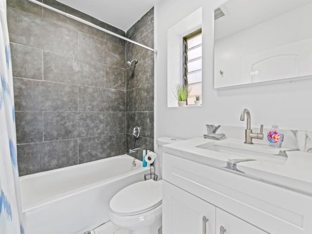 Продажа дома по адресу 1215 NE 200th St - фото 5970713