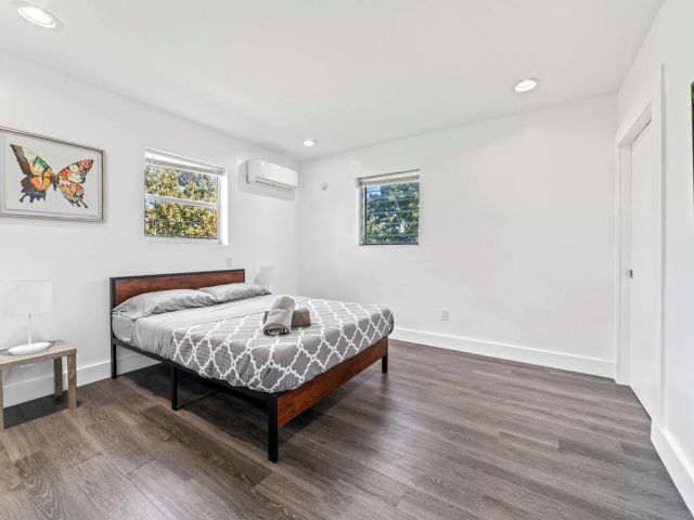 Продажа дома по адресу 1215 NE 200th St - фото 5970714