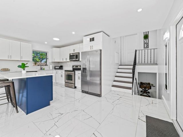 Продажа дома по адресу 1215 NE 200th St - фото 5970719