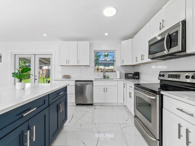 Продажа дома по адресу 1215 NE 200th St - фото 5970720