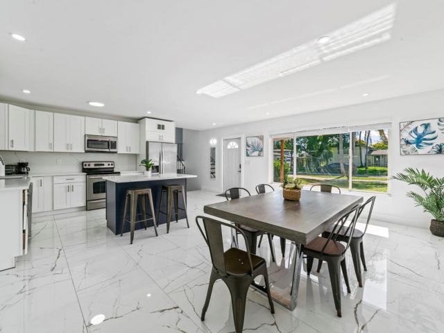 Продажа дома по адресу 1215 NE 200th St - фото 5970722