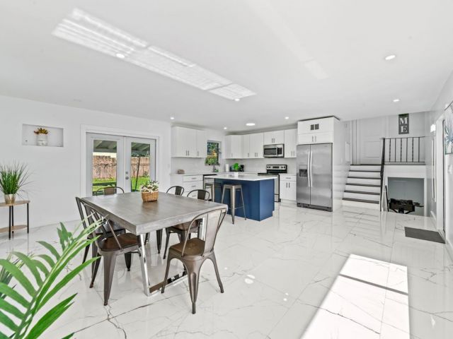 Продажа дома по адресу 1215 NE 200th St - фото 5970723