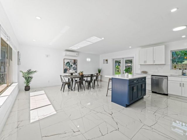 Продажа дома по адресу 1215 NE 200th St - фото 5970724