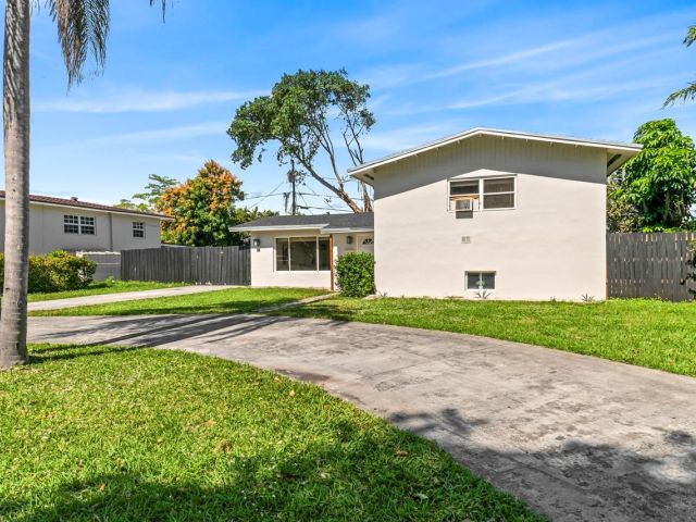 Продажа дома по адресу 1215 NE 200th St - фото 5970725