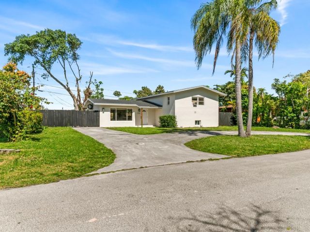 Продажа дома по адресу 1215 NE 200th St - фото 5970726