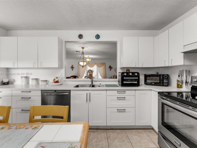 Продажа дома по адресу 11060 SW 153rd Ct - фото 6035148