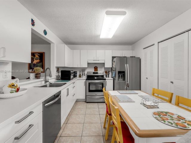 Продажа дома по адресу 11060 SW 153rd Ct - фото 6035149