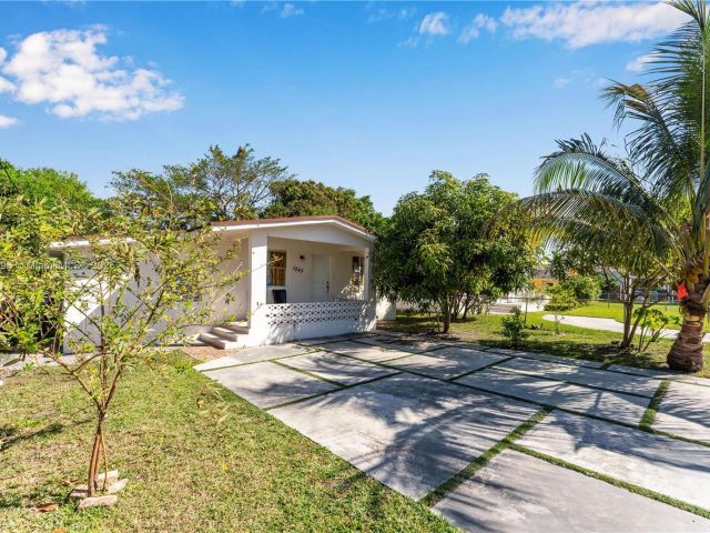 Продажа дома по адресу 1243 NW 42nd St - фото 6204458