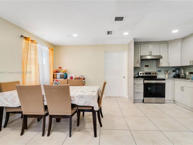 Продажа дома по адресу 1243 NW 42nd St - фото 6204468