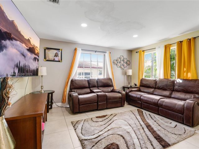 Продажа дома по адресу 1243 NW 42nd St - фото 6204469