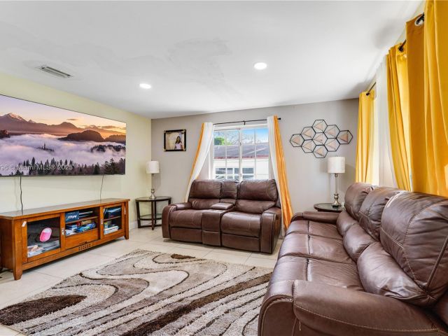 Продажа дома по адресу 1243 NW 42nd St - фото 6204470