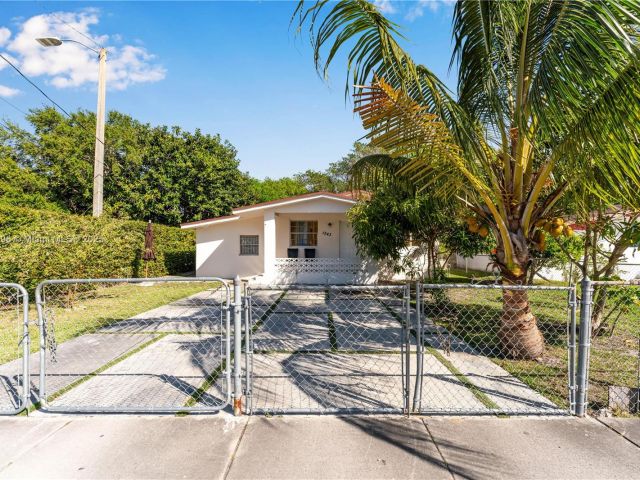 Продажа дома по адресу 1243 NW 42nd St - фото 6204471