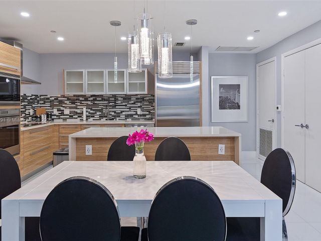 Продажа дома по адресу 2020 N Bayshore Dr TH 104 - фото 5655937