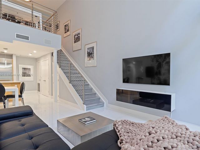 Продажа дома по адресу 2020 N Bayshore Dr TH 104 - фото 5655942