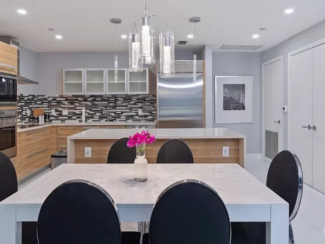 Продажа дома по адресу 2020 N Bayshore Dr TH 104 - фото 5655937