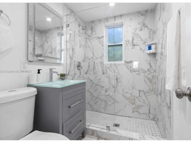 Продажа дома по адресу 7836 NE Bayshore Ct - фото 5730156