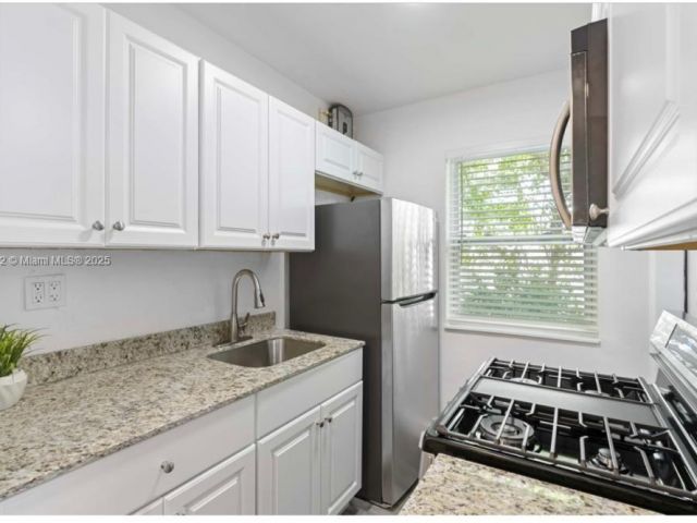 Продажа дома по адресу 7836 NE Bayshore Ct - фото 5730159