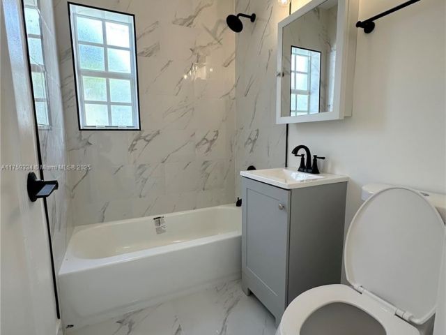 Продажа дома по адресу 580 NW 194th Ter - фото 5740030