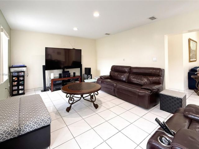 Продажа дома по адресу 20520 SW 124th Pl - фото 5794444