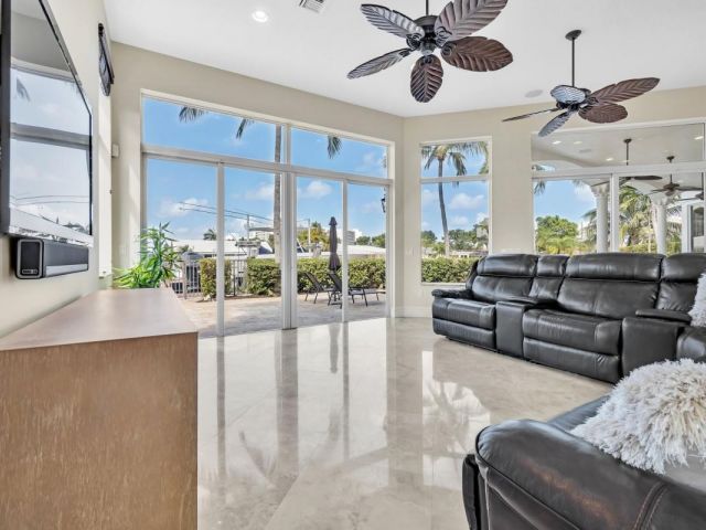 Продажа дома по адресу 1261 NE 27th Way - фото 5710358