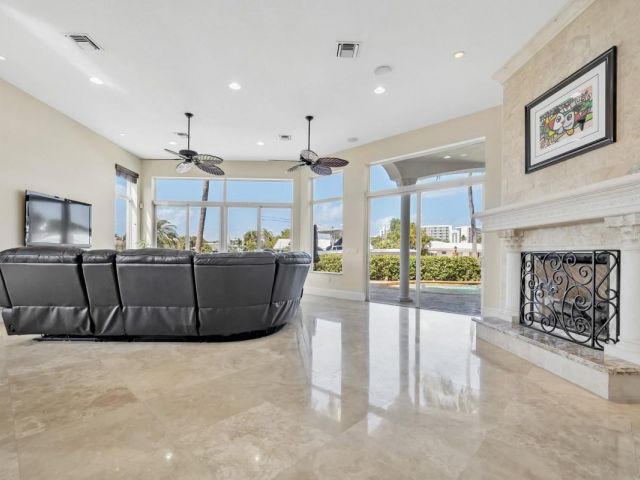 Продажа дома по адресу 1261 NE 27th Way - фото 5710359