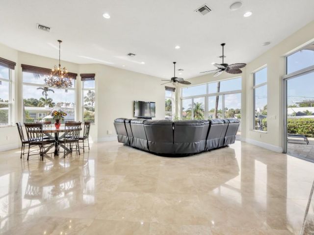 Продажа дома по адресу 1261 NE 27th Way - фото 5710360