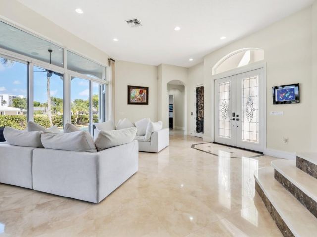 Продажа дома по адресу 1261 NE 27th Way - фото 5710366