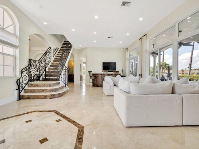 Продажа дома по адресу 1261 NE 27th Way - фото 5710368