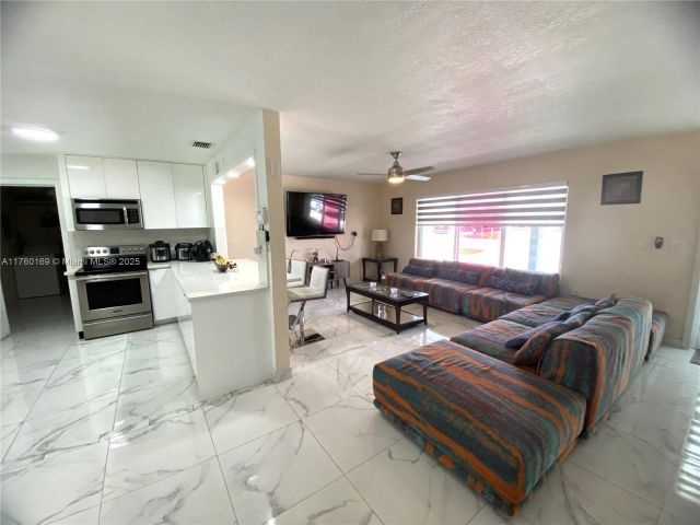 Продажа дома по адресу 4410 NW 174th Dr - фото 5793799