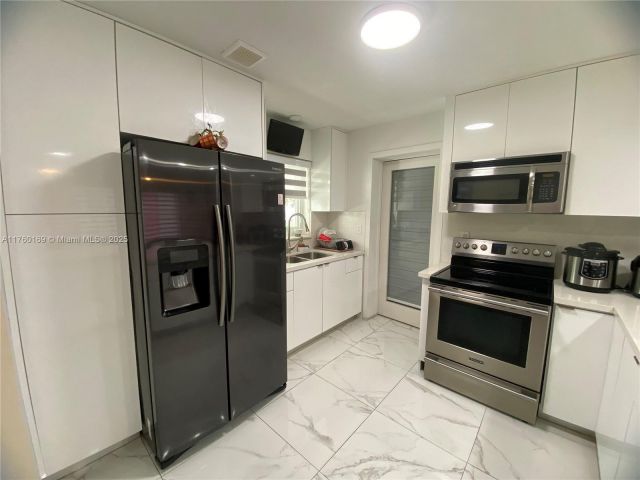 Продажа дома по адресу 4410 NW 174th Dr - фото 5793807