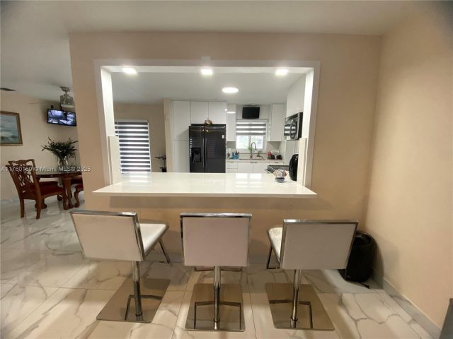 Продажа дома по адресу 4410 NW 174th Dr - фото 5793809