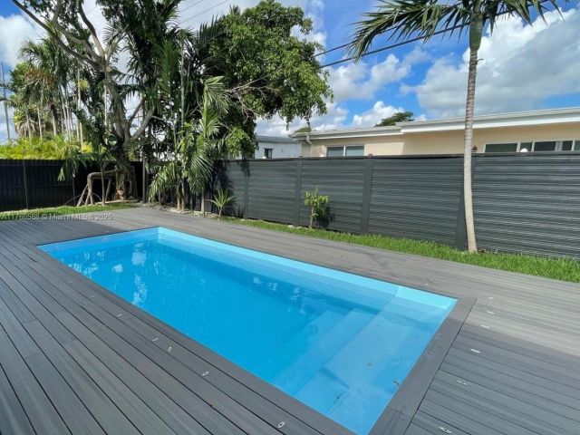 Продажа дома по адресу 19600 NE 19th Ave - фото 5885599