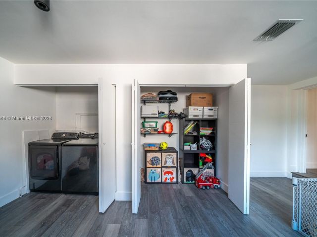 Продажа дома по адресу 19600 NE 19th Ave - фото 5885601