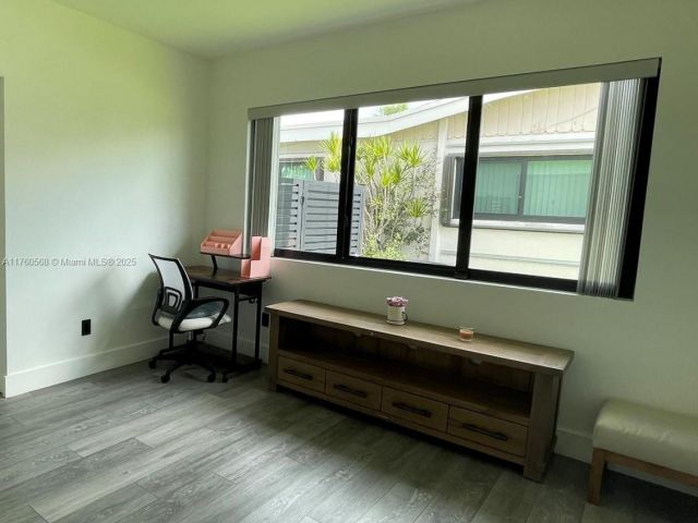 Продажа дома по адресу 19600 NE 19th Ave - фото 5885602