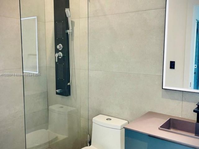 Продажа дома по адресу 19600 NE 19th Ave - фото 5885605