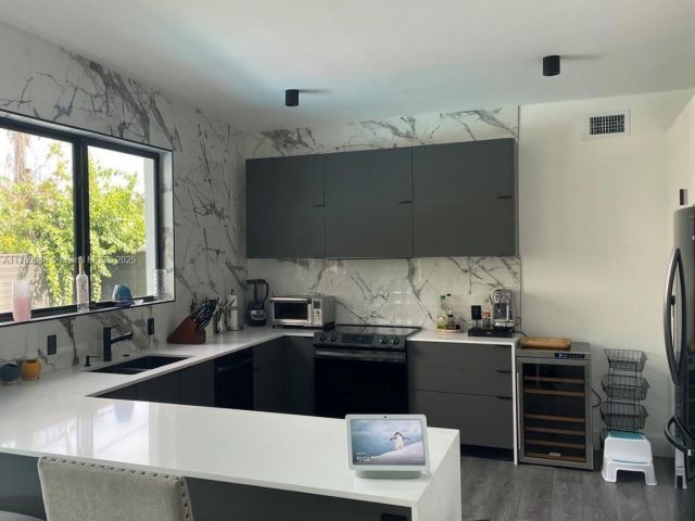 Продажа дома по адресу 19600 NE 19th Ave - фото 5885609