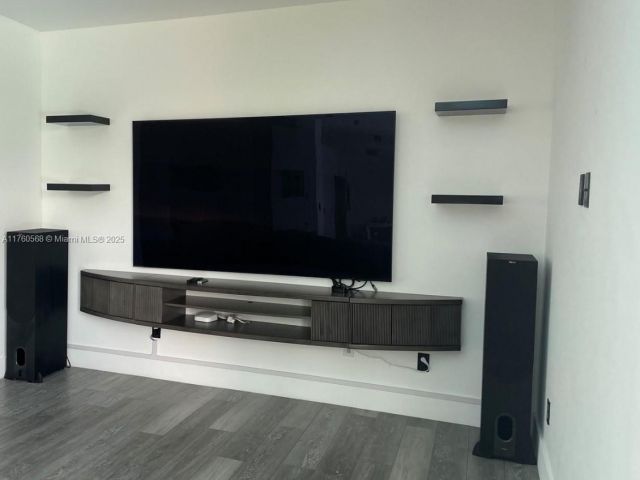 Продажа дома по адресу 19600 NE 19th Ave - фото 5885611