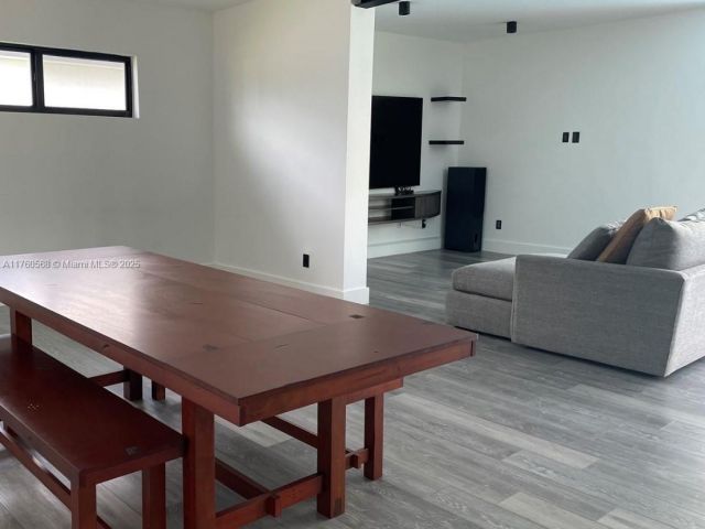 Продажа дома по адресу 19600 NE 19th Ave - фото 5885612