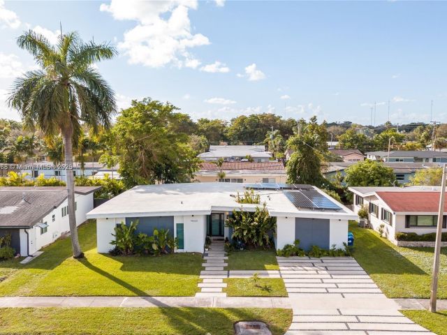 Продажа дома по адресу 19600 NE 19th Ave - фото 5885613