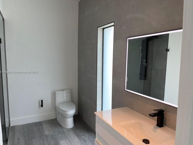 Продажа дома по адресу 19600 NE 19th Ave - фото 5956163