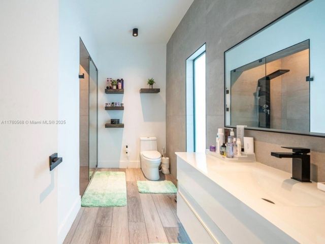 Продажа дома по адресу 19600 NE 19th Ave - фото 5956165